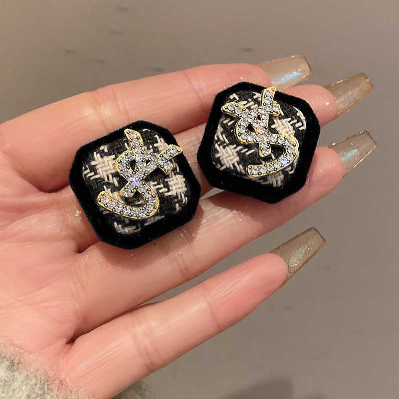 合金耳饰 植绒格子字母耳环秋冬高级感小众气质耳钉新款复古耳饰