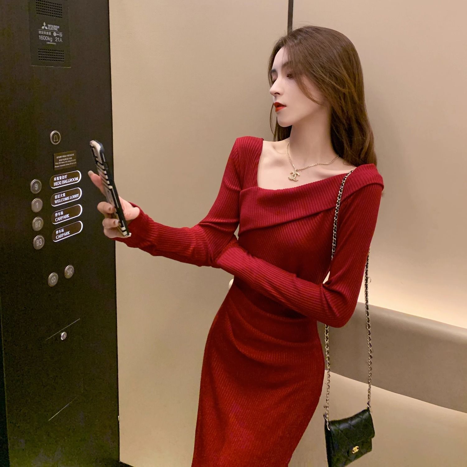 酒红色针织连衣裙女秋冬2023新款收腰显瘦修身打底侧开叉包臀裙子