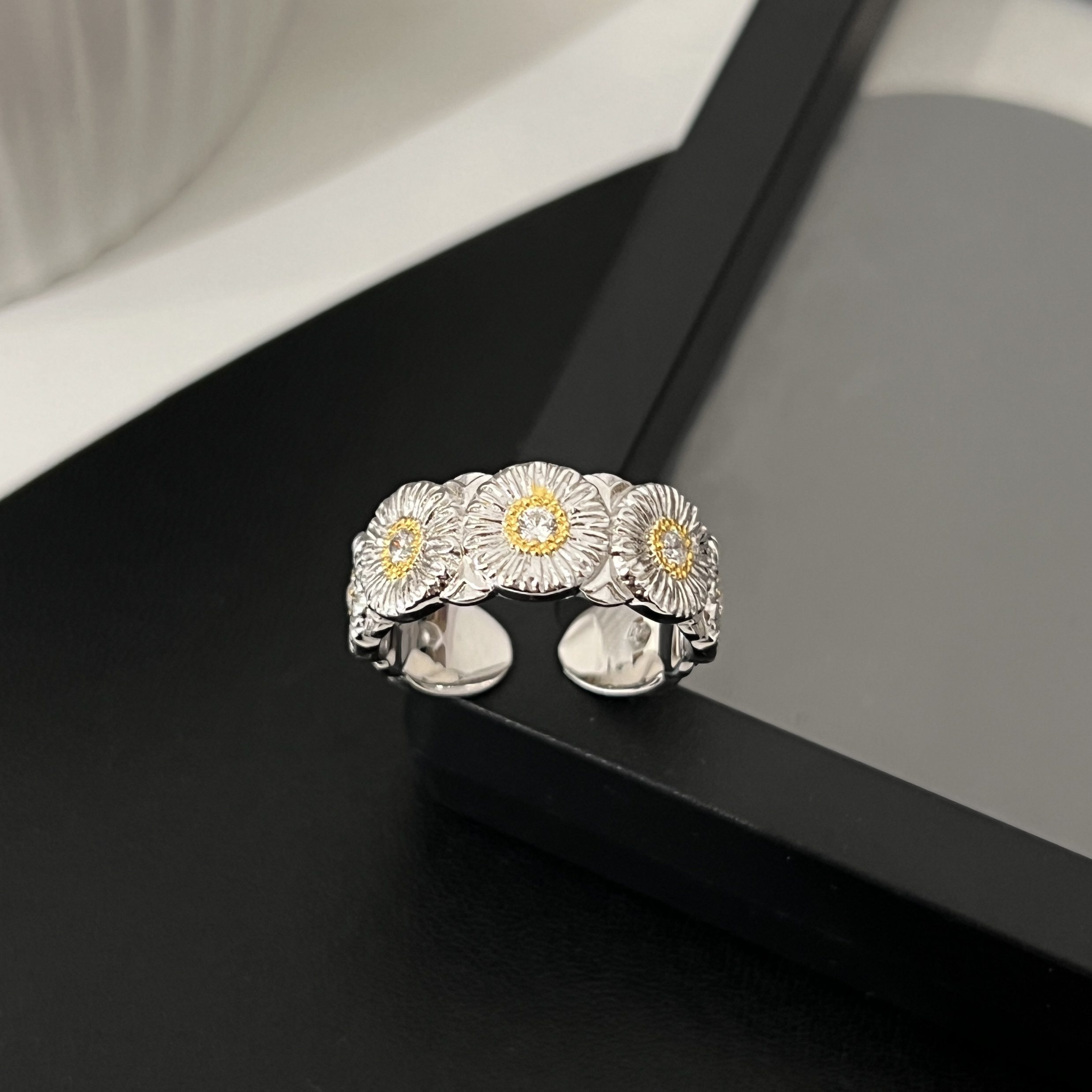 925银合成锆石戒指 轻奢复古时尚个性小雏菊拉丝缎面开口纯银戒指