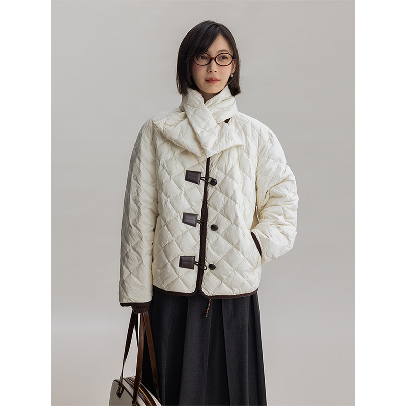 DotDrobe/多着带围巾菱格皮扣短款外套女-黑色/白色