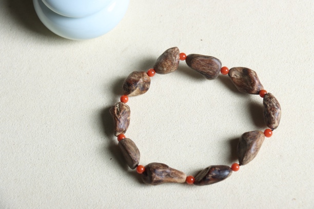 马泥涝沉香九分单圈随型手串.上手佩戴效果好，百搭款