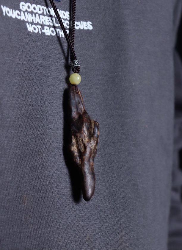 文莱沉香天然留疤沉水吊坠，造型独特，器型饱满重6.1克