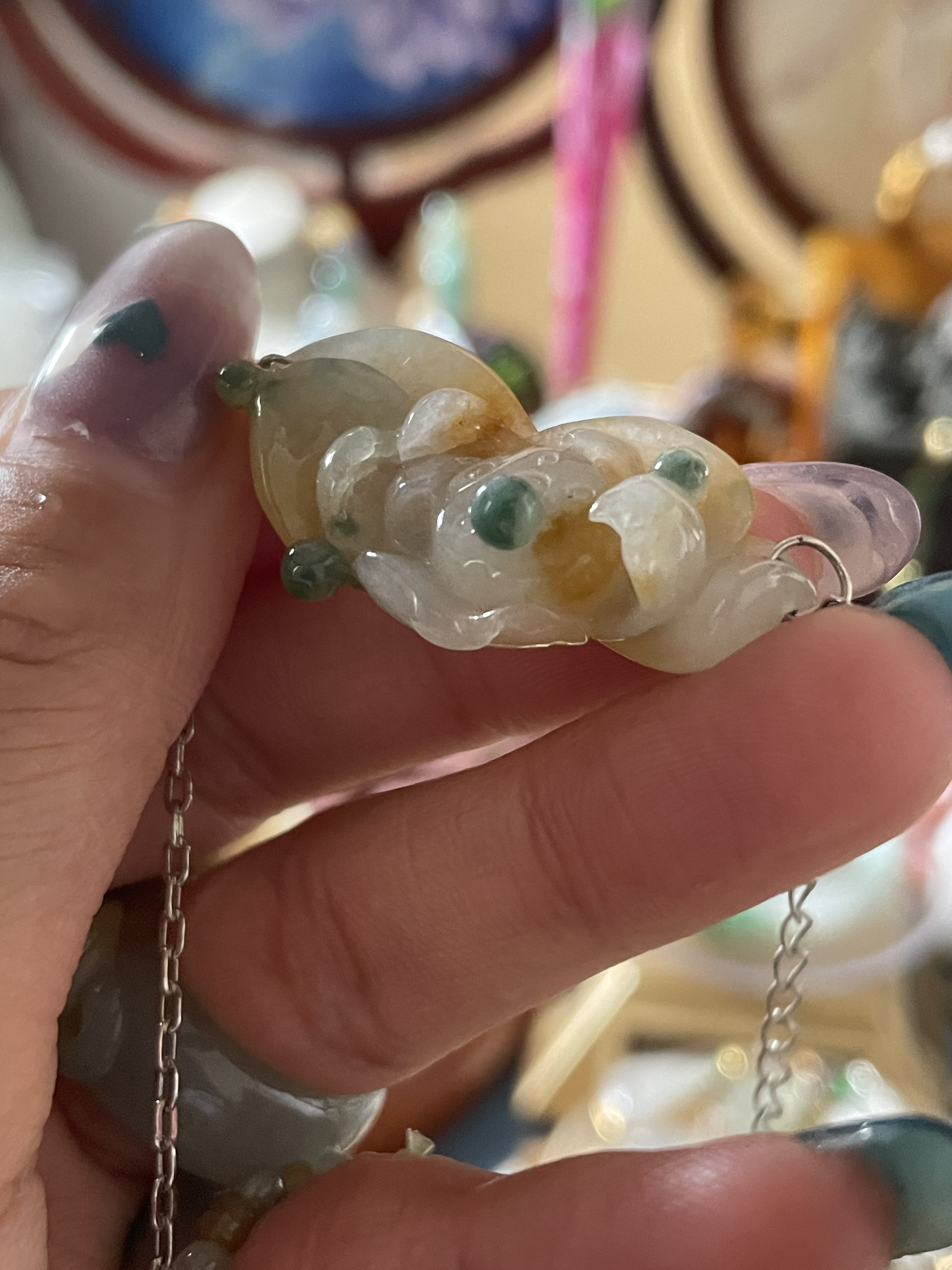 慎拍翡翠特色多彩莲花玉衡吊坠漏价