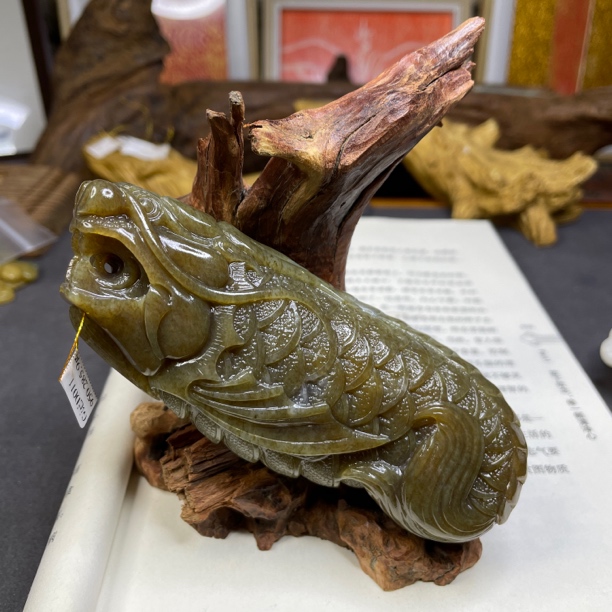 天然正品黄白老玉麻糖料大龙鱼手把件小摆件纯手工满工精雕油性好