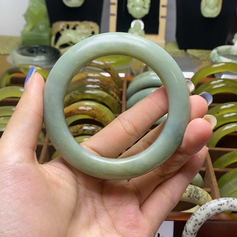 【闪购商品】蛇纹石玉手镯未镶嵌破****?