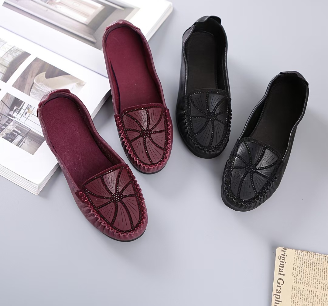 头层牛皮妈妈鞋软底果冻单鞋软底舒适休闲豆豆中老年奶奶鞋春秋