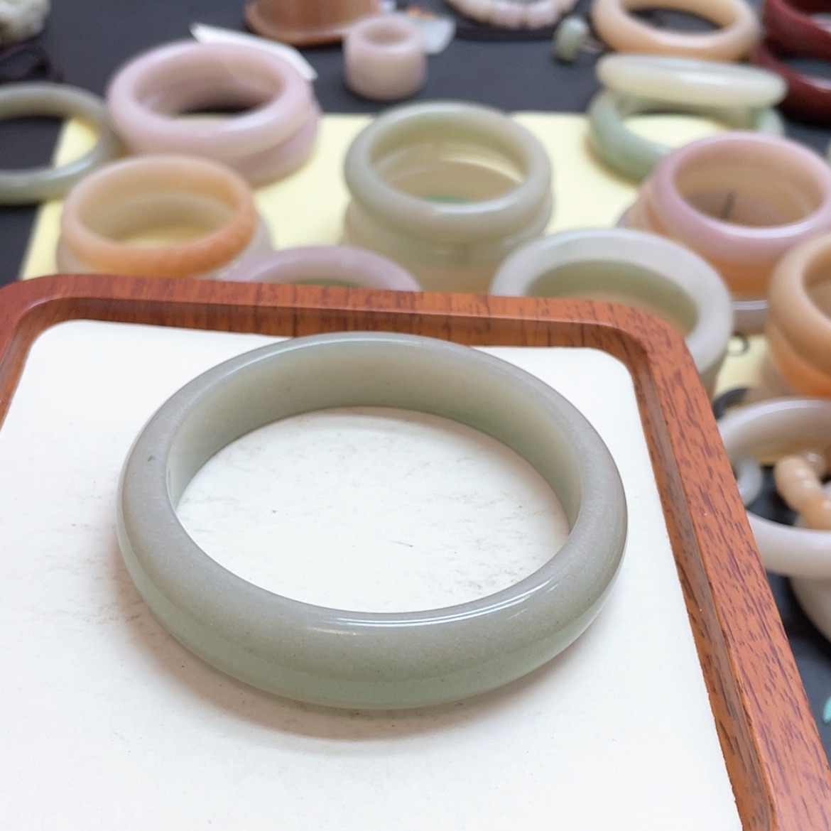 【闪购商品】石英质玉手镯未镶嵌开**刻