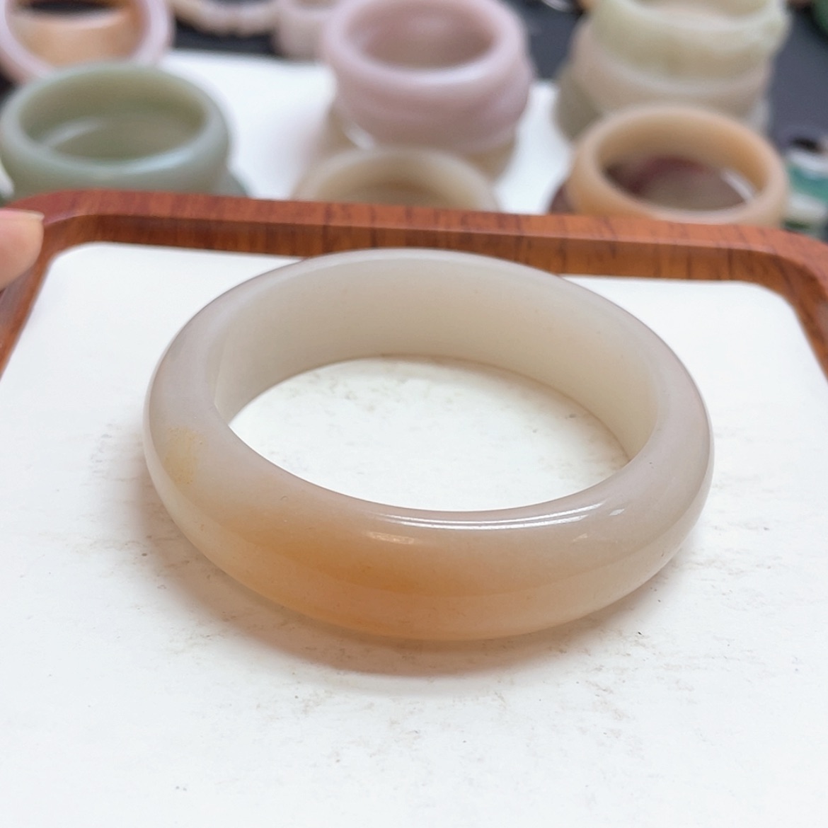 【闪购商品】石英质玉手镯未镶嵌熟****人