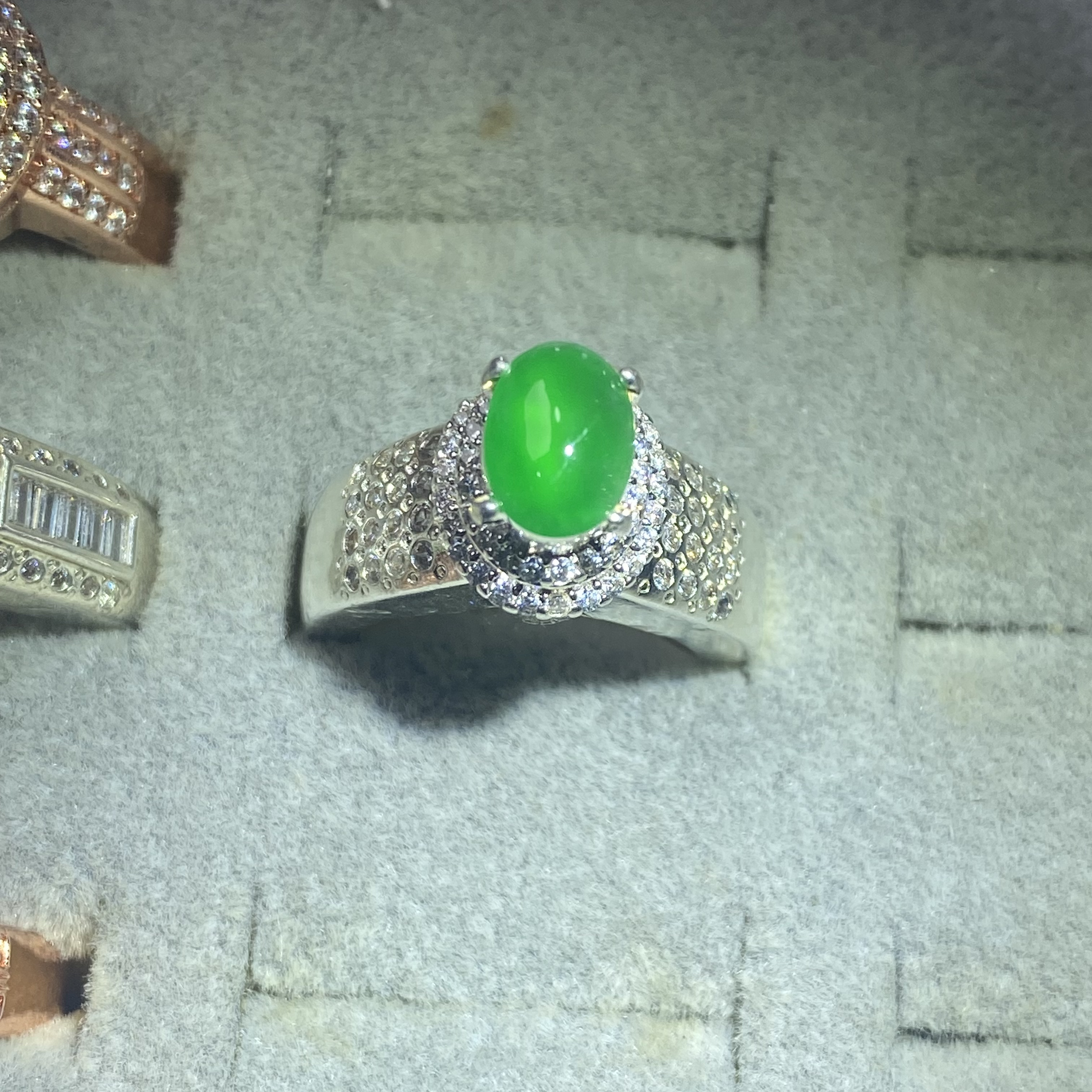 天然缅甸翡翠阳绿蛋面9.2x6.9x2.8铜托