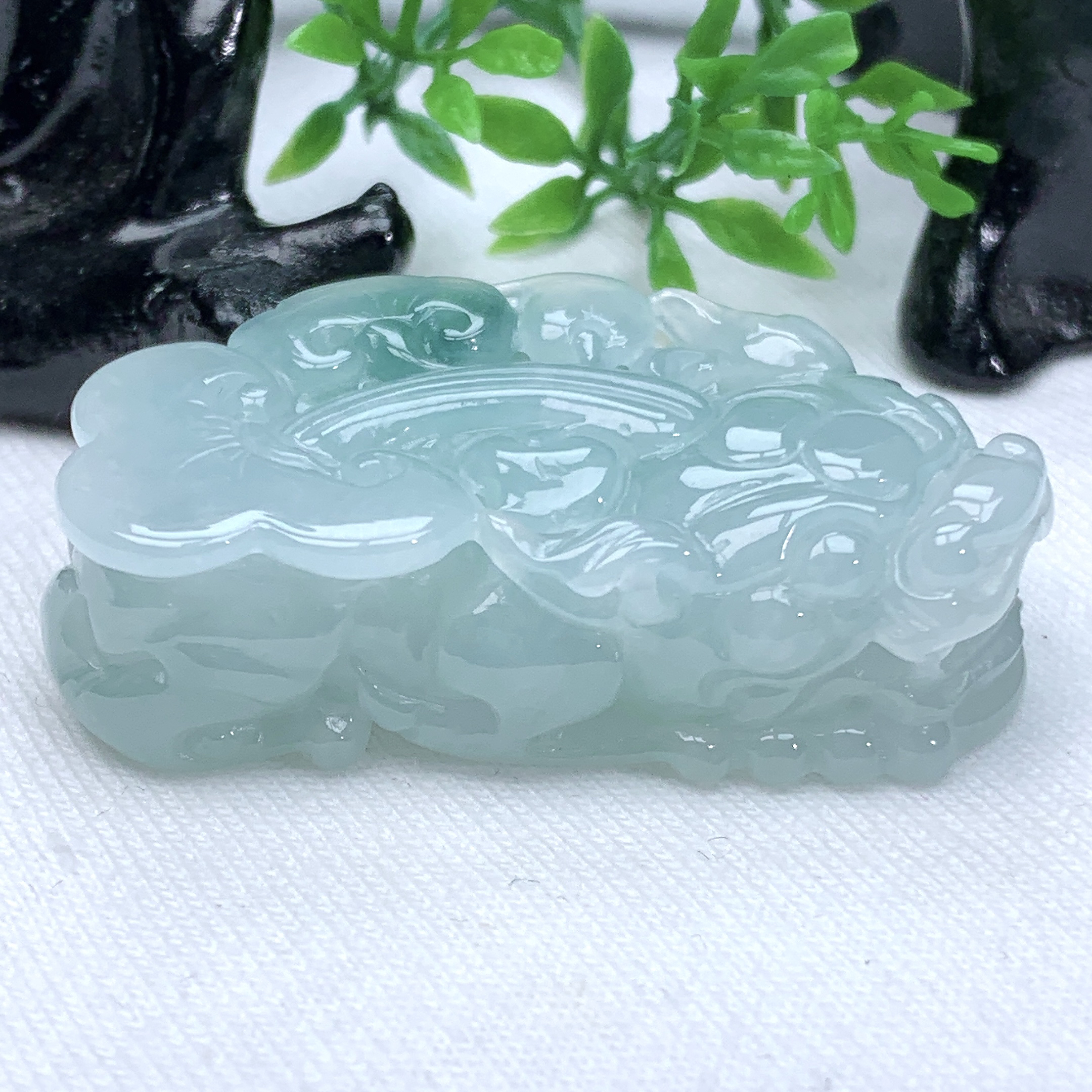 天然缅甸翡翠A货冰润飘花貔貅吊坠挂件种老肉细雕工精致