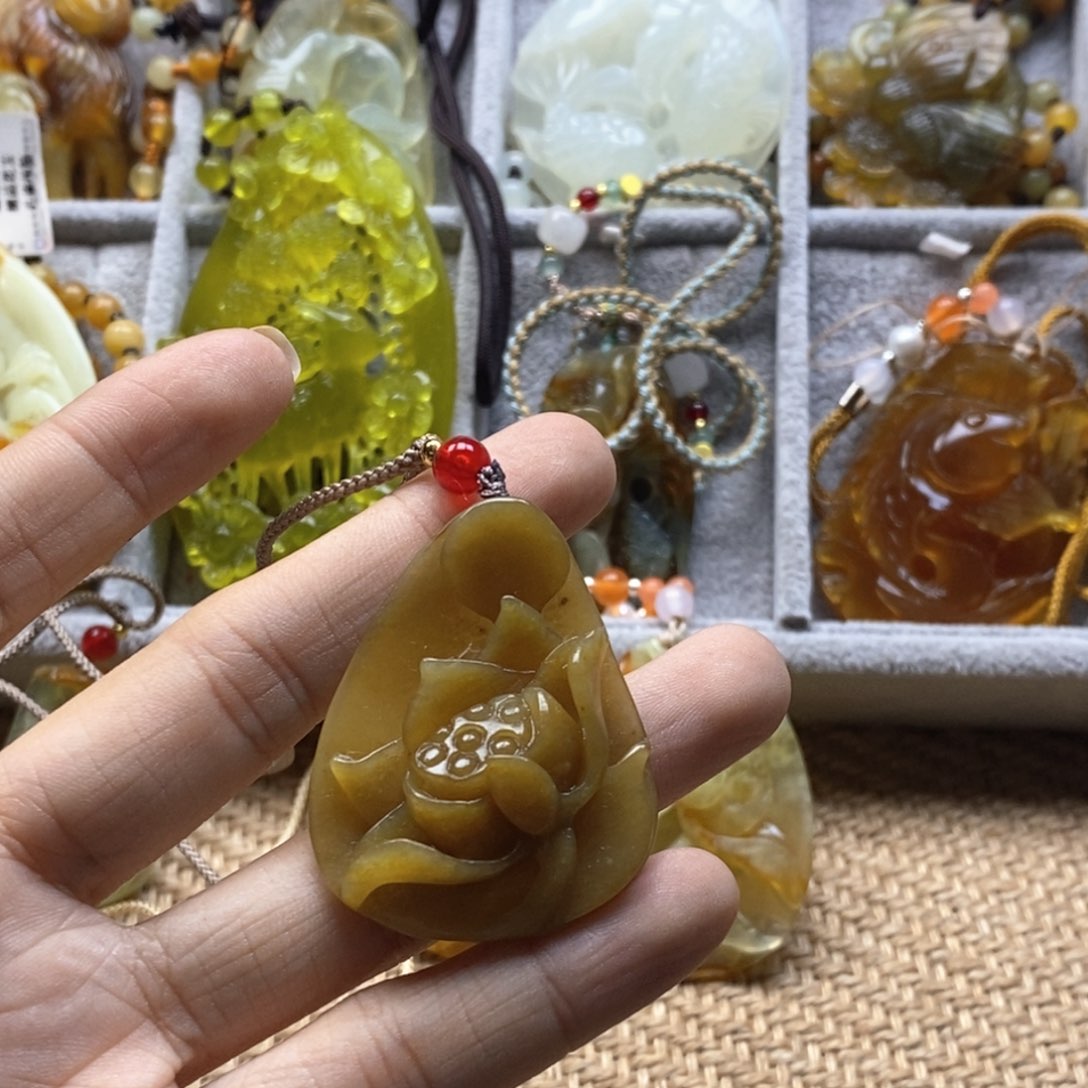蛇纹石玉颈饰未镶嵌