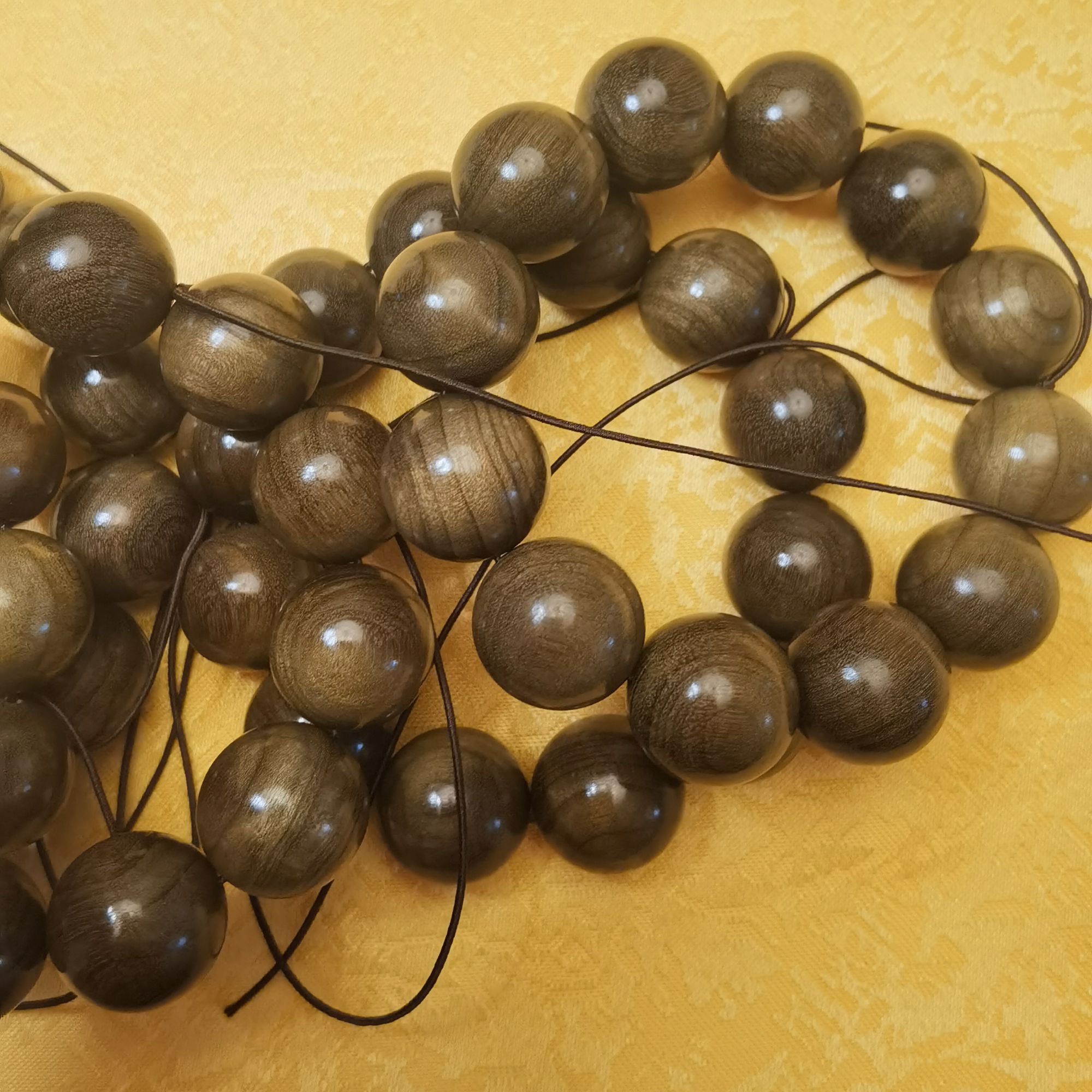 金丝楠乌木的纹理非常美观，具有独特的光泽和质感！