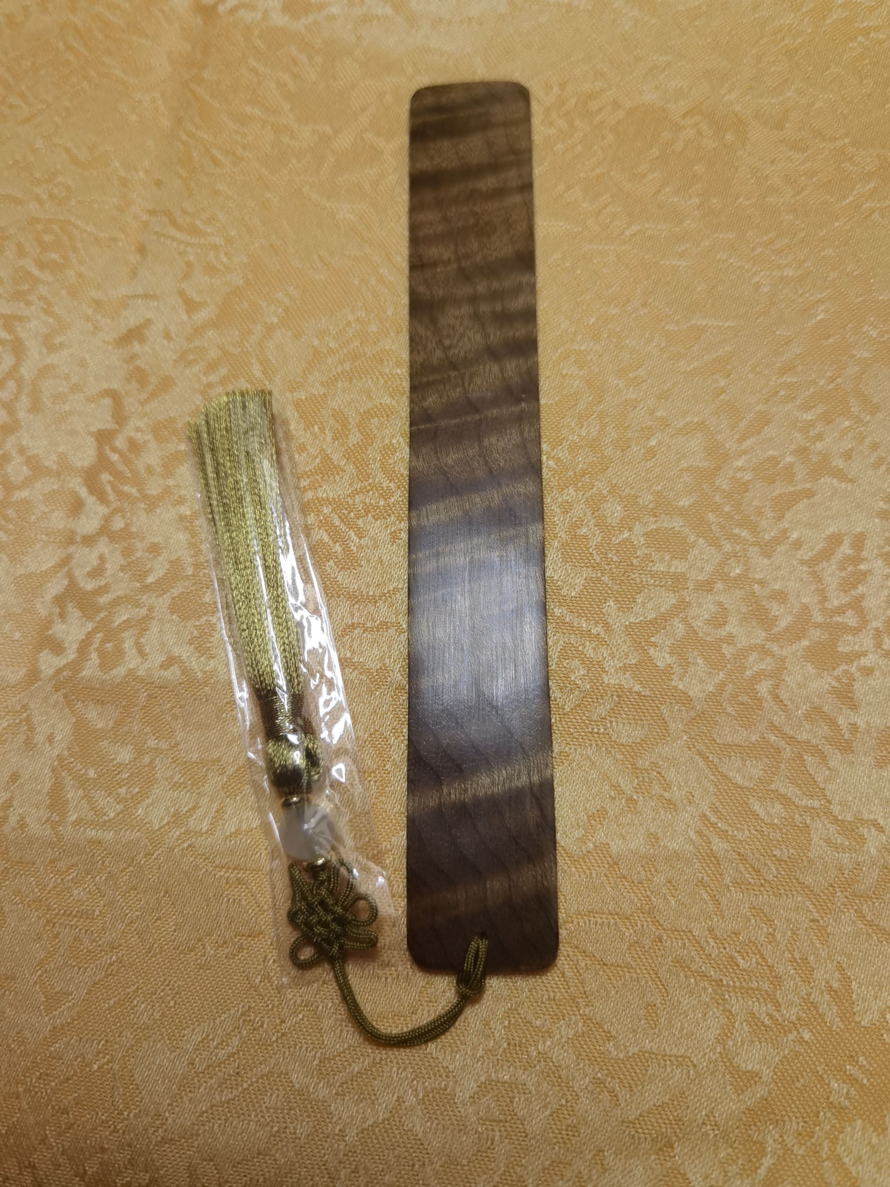 金丝楠书签是用金丝楠枯木老料精选满水波纹理部分精制质感温润