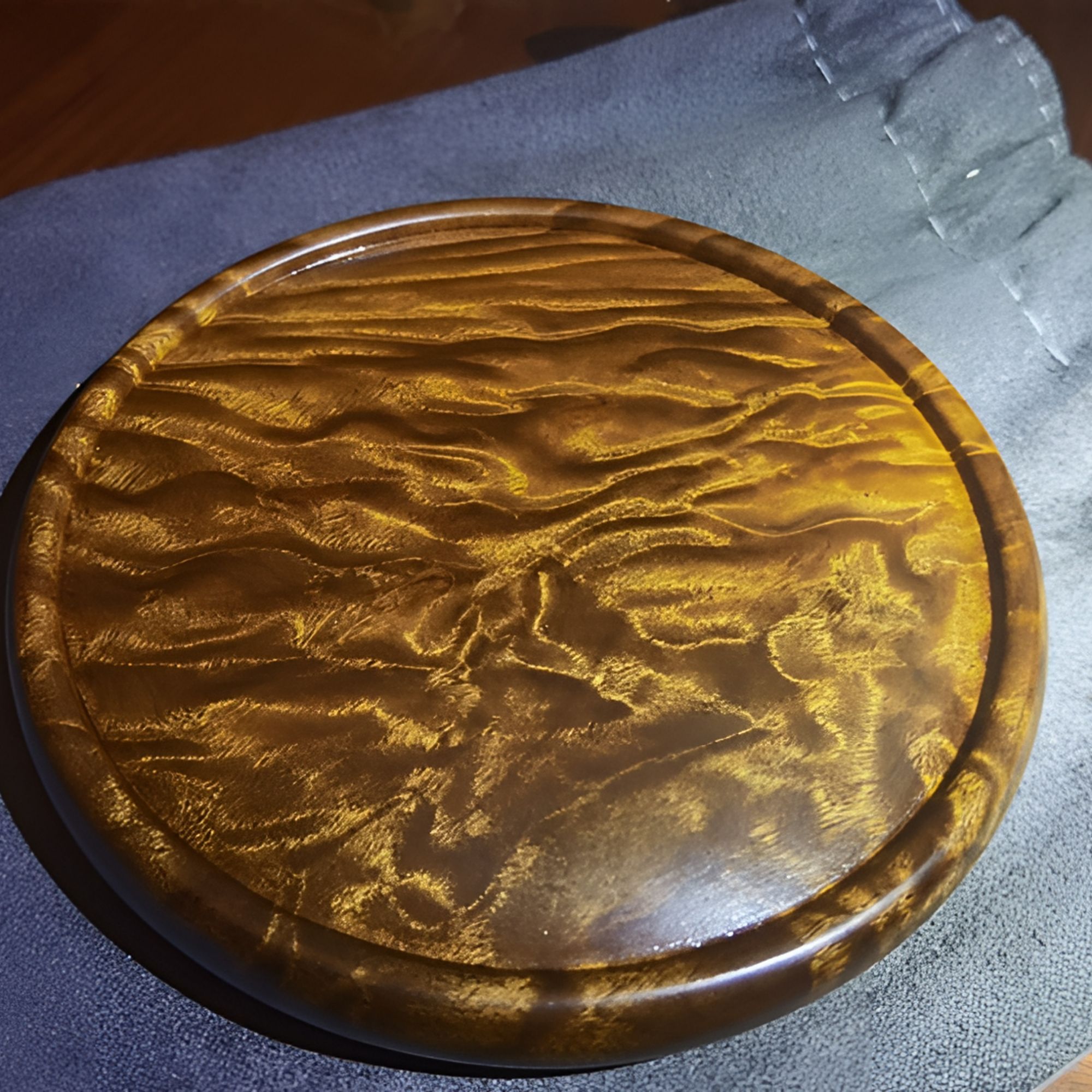 收藏级别大凉山枯木金丝楠圆牌。口径11公分，厚1.5，水波龙胆纹，