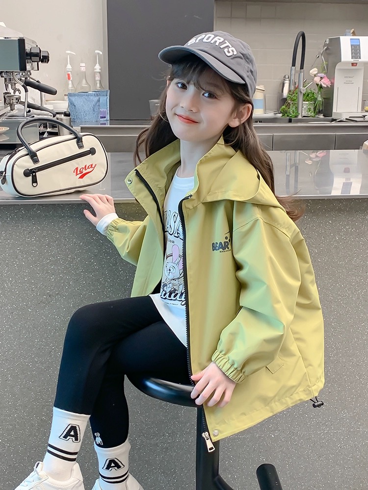 女童冲锋衣外套秋装2025新款洋气儿童春秋款小女孩运动连帽上衣潮