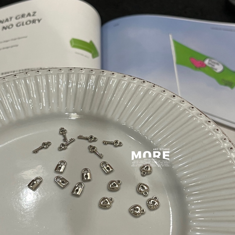 MORE ART 迷你版枪银色尘封钥匙心锁扣美甲饰品素材配饰合金