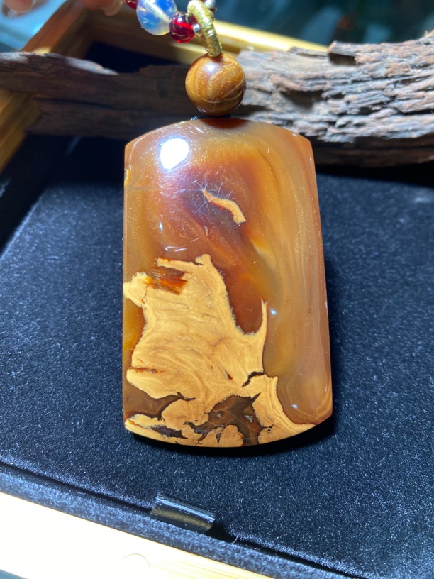 棕血蜜方牌吊坠，尺寸57*35*15mm，重23.2克，喜欢的不要错过。