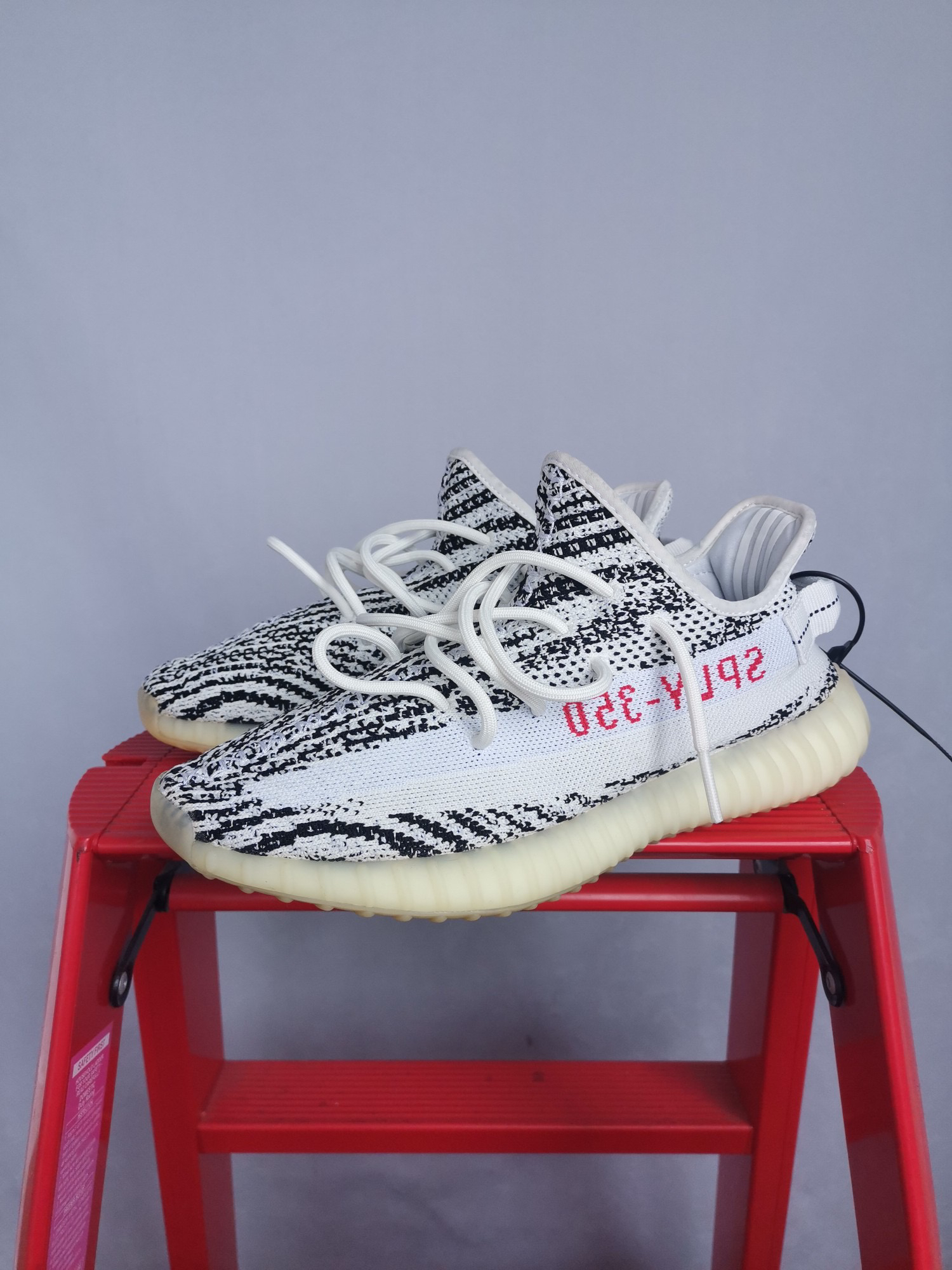 Yeezy350白斑马43码原盒  正常穿着痕迹 KK1317 鞋