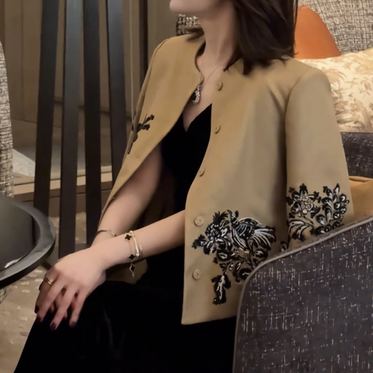LUXURYMEMO【刘熊熊】秋季时尚气质短款手工刺绣黄色上衣女外套