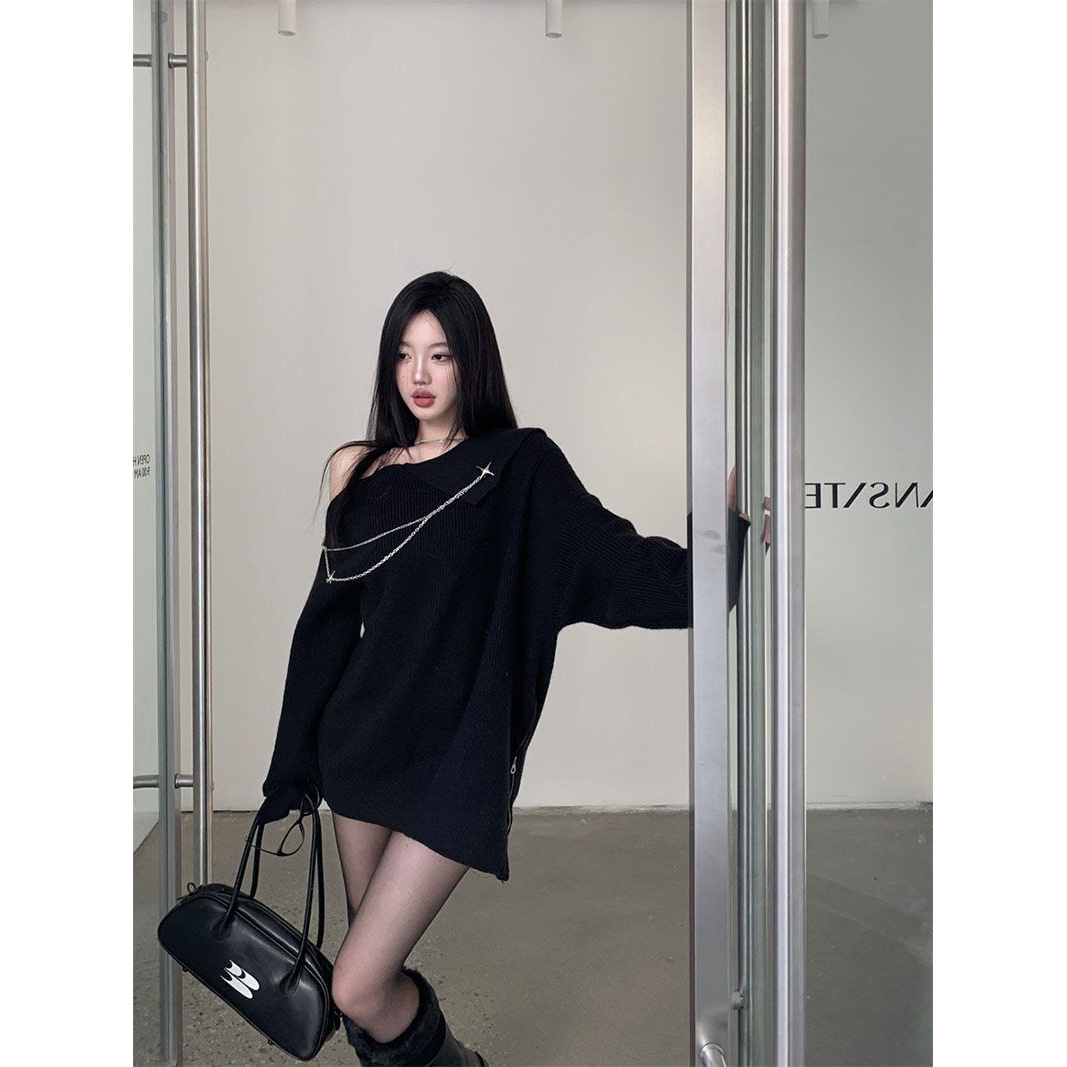 纯欲风露肩中长款毛衣女秋冬新款氛围感链条胸针黑色慵懒针织上衣
