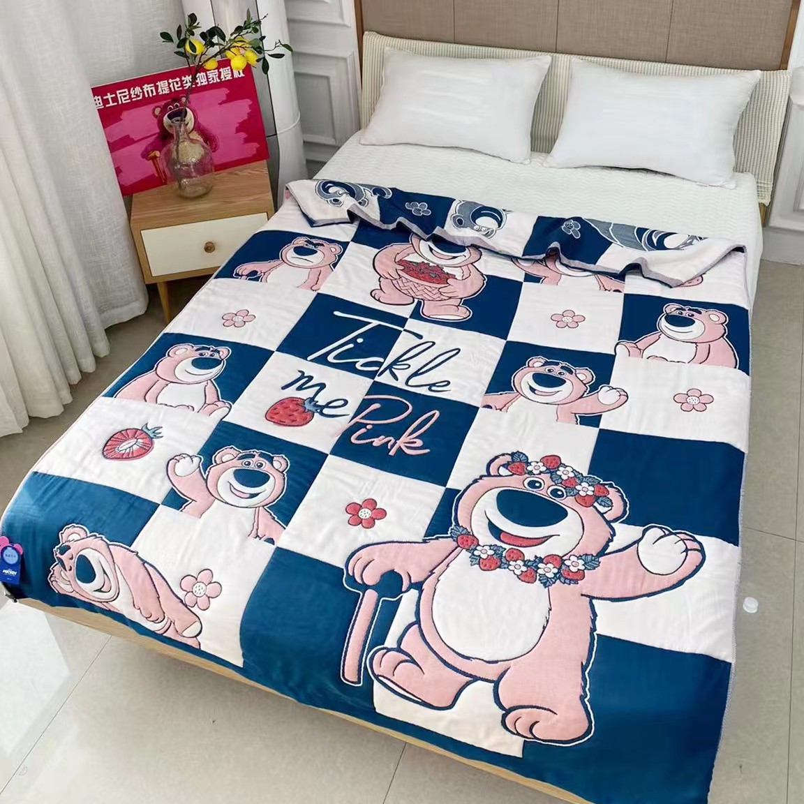 【平价入冬】正版迪士尼棉纱盖毯150x200cm-棋盘草莓熊