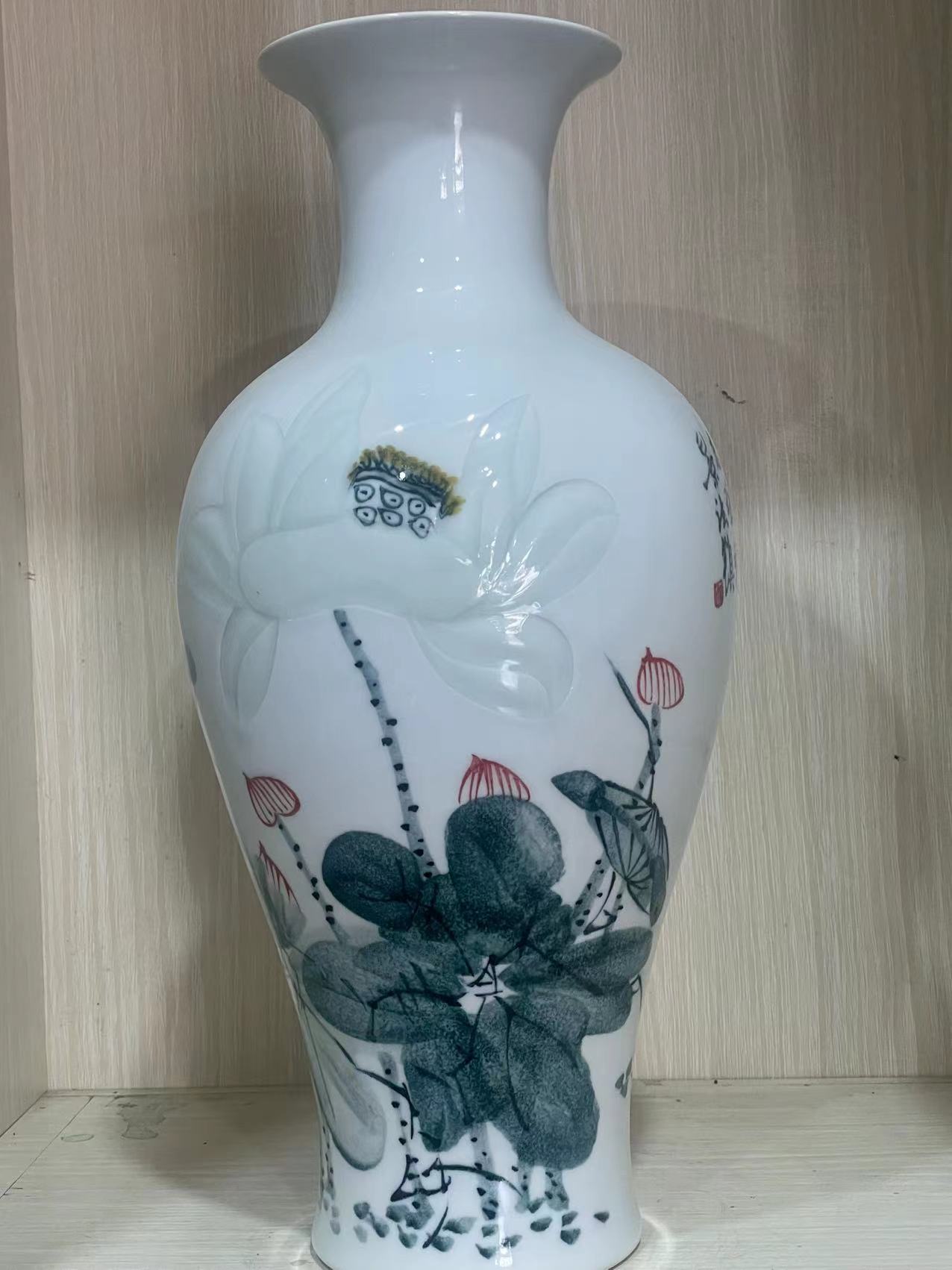 手工绘画雕刻的荷塘月色的一款观音瓶（高45肚径21）