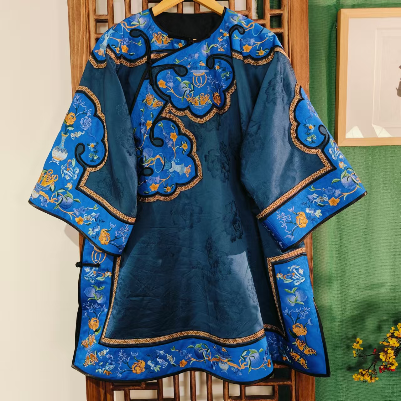（HY101075）凤徕兮私人定制蓝色香香小花刺绣如意边斜襟袍子