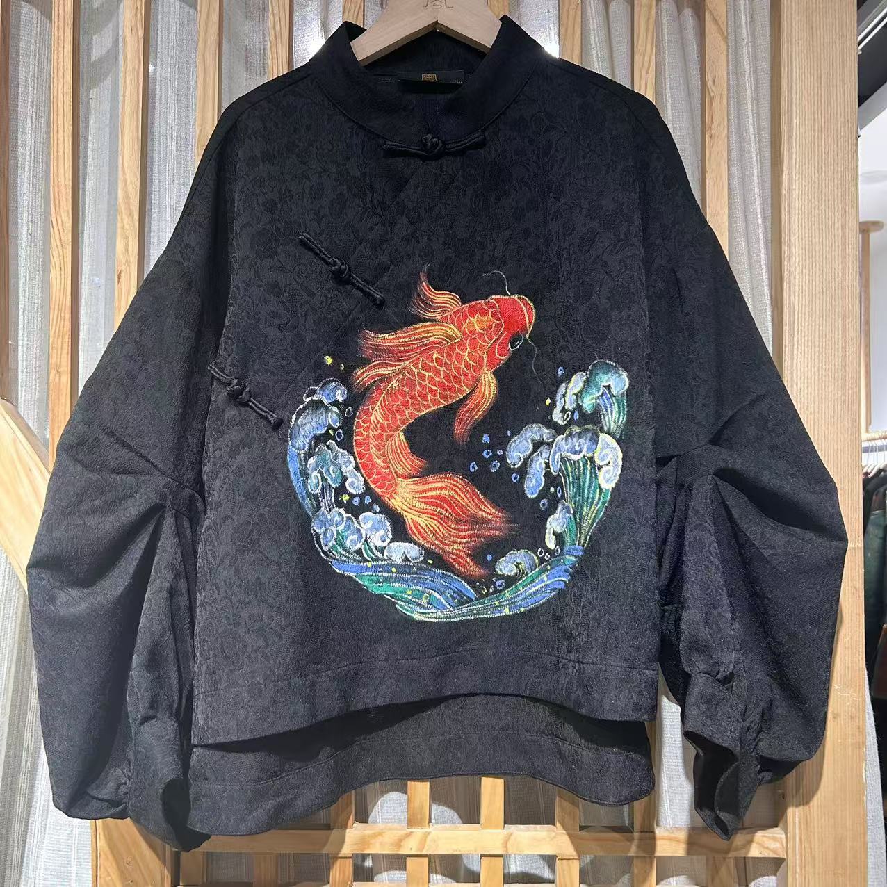 凤徕兮私人定制黑色暗花手绘红鱼捏褶袖斜襟盘扣短上衣 （SY4109）