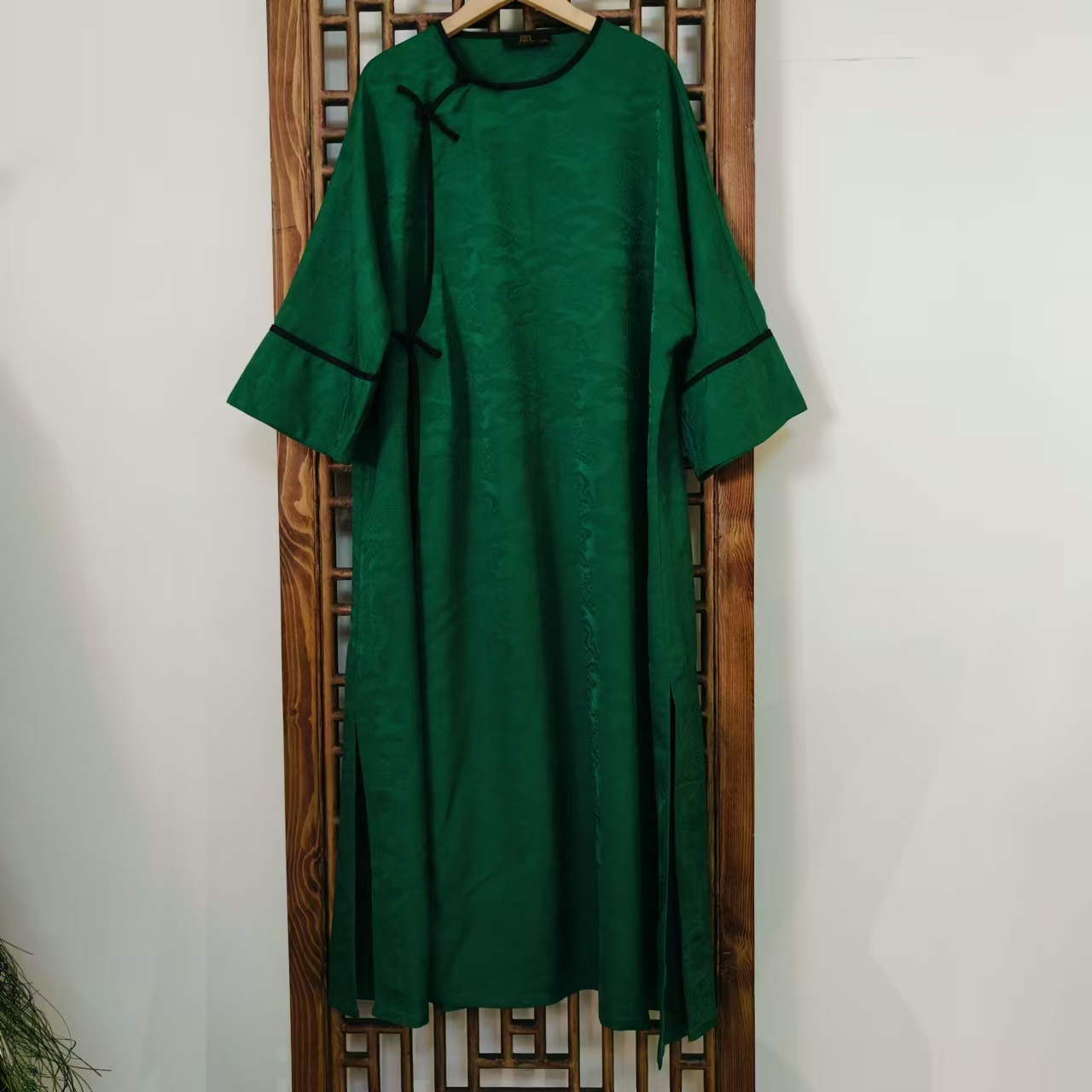 凤来兮私人定制绿色暗纹圆领包边盘扣连衣裙HY1086