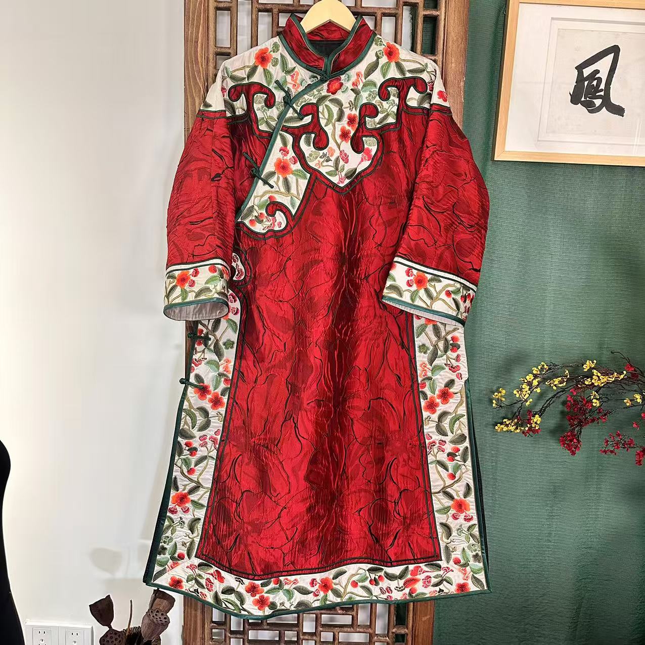 （HY101032-1）凤徕兮私人定制红色提花小花刺绣如意边斜襟袍子 长
