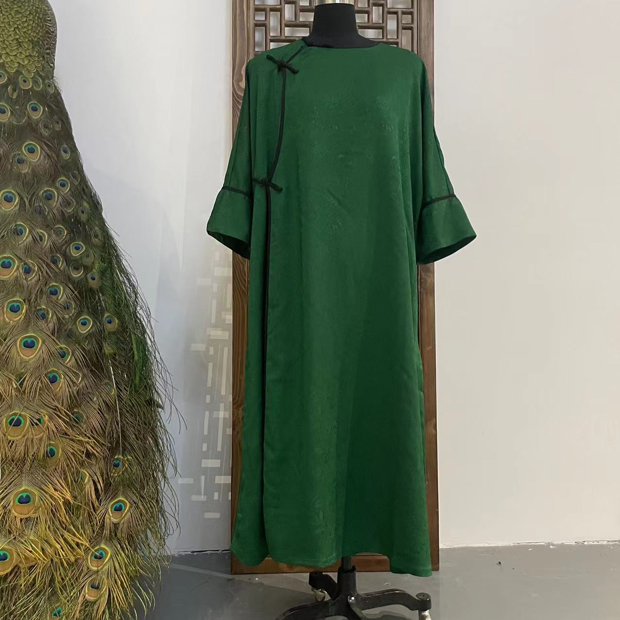 凤徕兮私人定制绿色暗纹花圆领包边盘扣连衣裙HY1086（ls261）