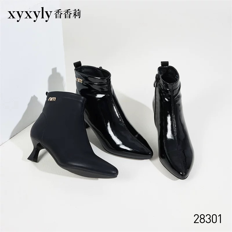 香香莉2024冬季短筒加绒中跟细跟尖头职业漆皮舒适女棉靴子M28301