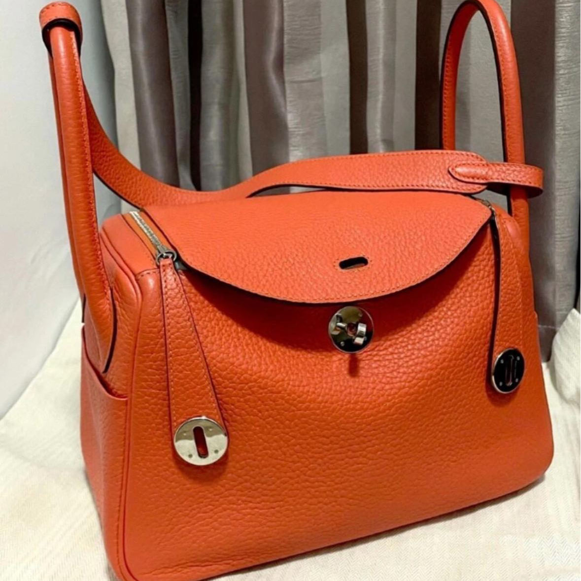 99新 Hermes/爱马仕 小花6珊 Lindy 26 9J火焰橙 TC皮 A刻 银扣包