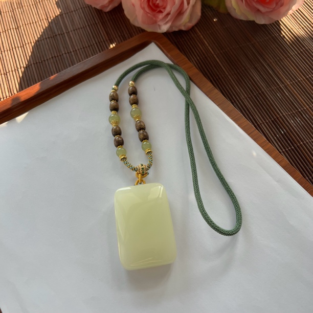 高定珠宝和田玉蜂蜜水无事牌HF373S0828