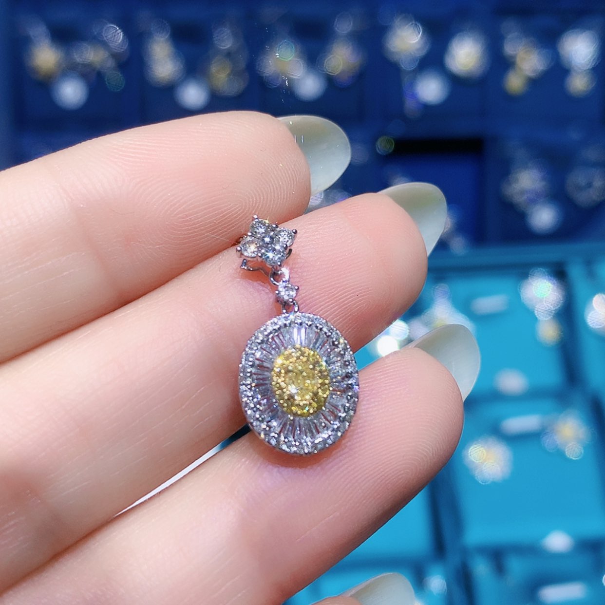 【闪购商品】钻石吊坠(不含链)18K金镶嵌K****a