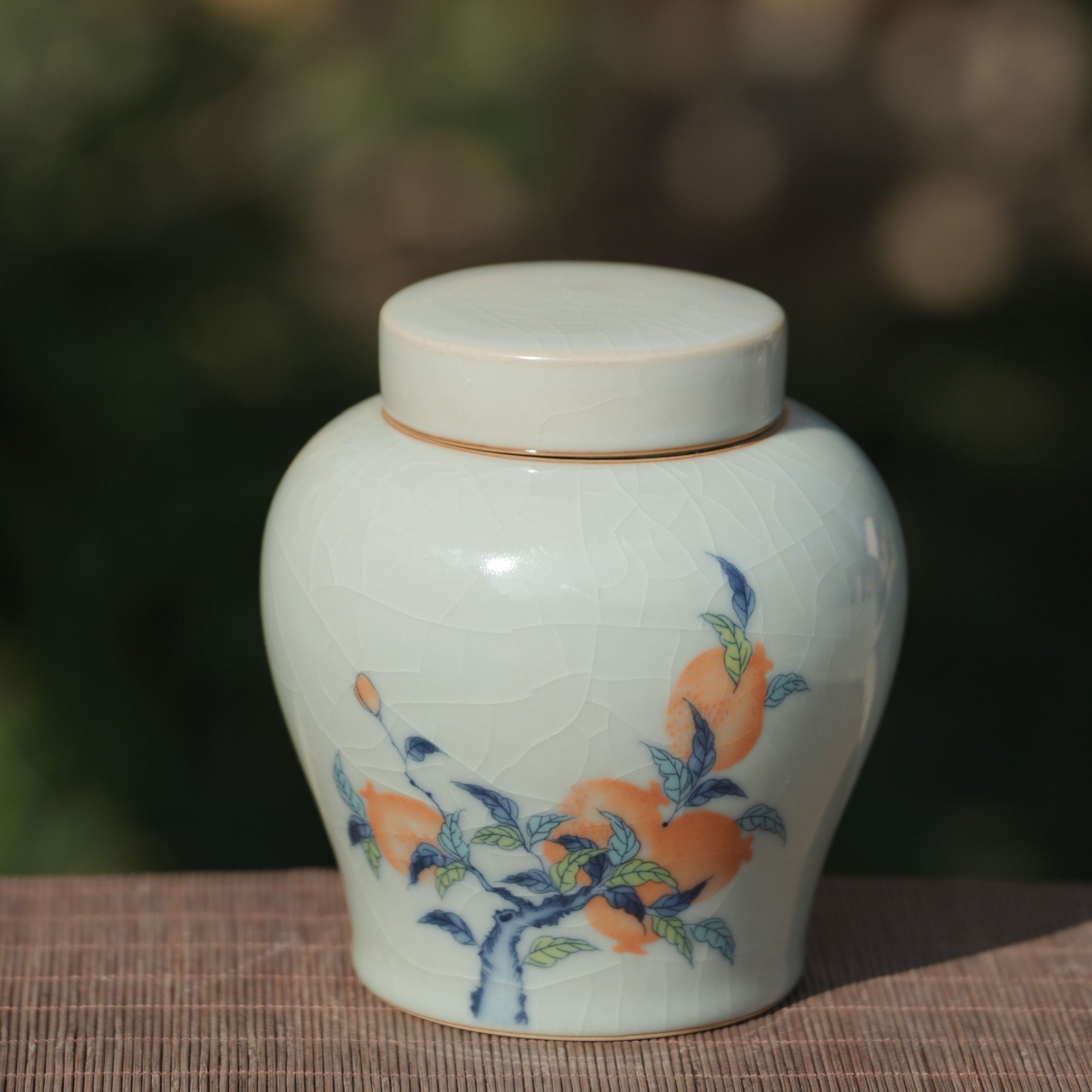 古彩石榴茶叶罐（高13.5cm，直径12cm)