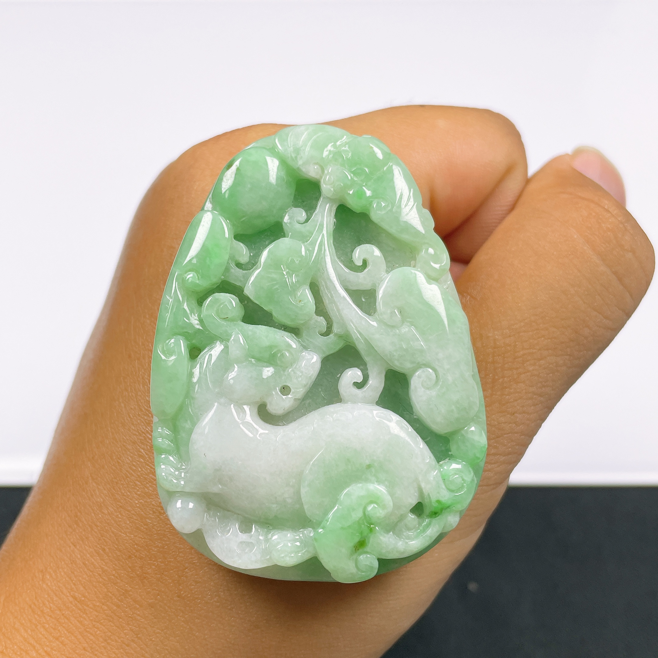 缅甸天然翡翠A货麒麟牌吊坠麒麟献瑞阳绿飘路仿古时尚白底青V059