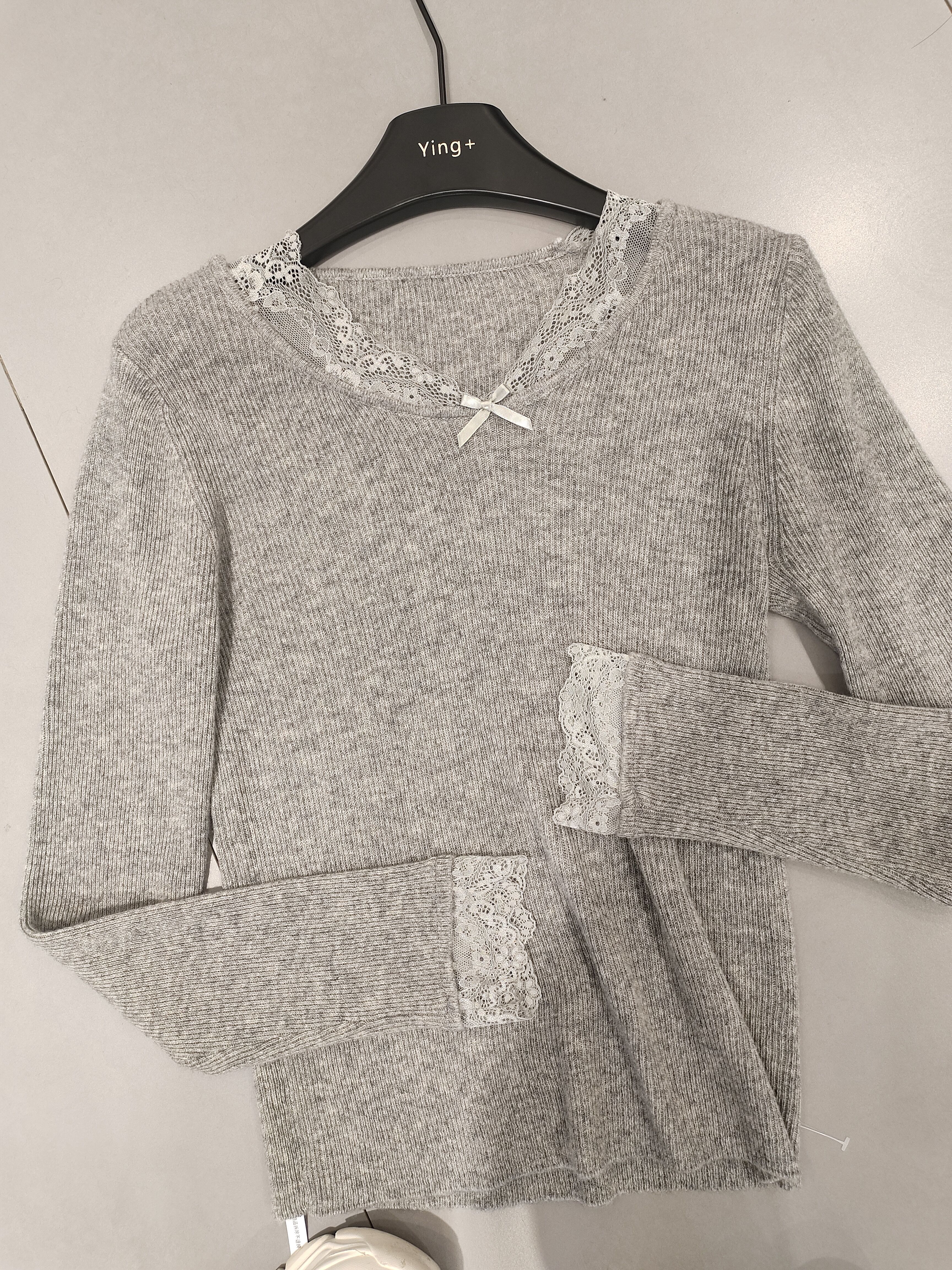 针织款蕾丝花边V领上衣