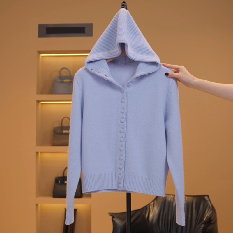 【越越-F1】里拉歌剧院~时髦连帽一排扣针织衫-Y13893