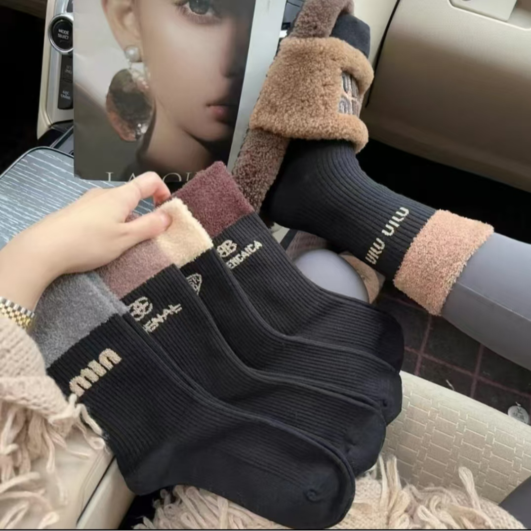 秋冬女士新款泰迪绒休闲时尚百搭保暖高颜色简约字母中筒堆堆袜