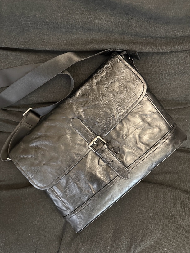 男士时尚邮差包大容量单肩斜挎包潮流休闲手抓纹设计