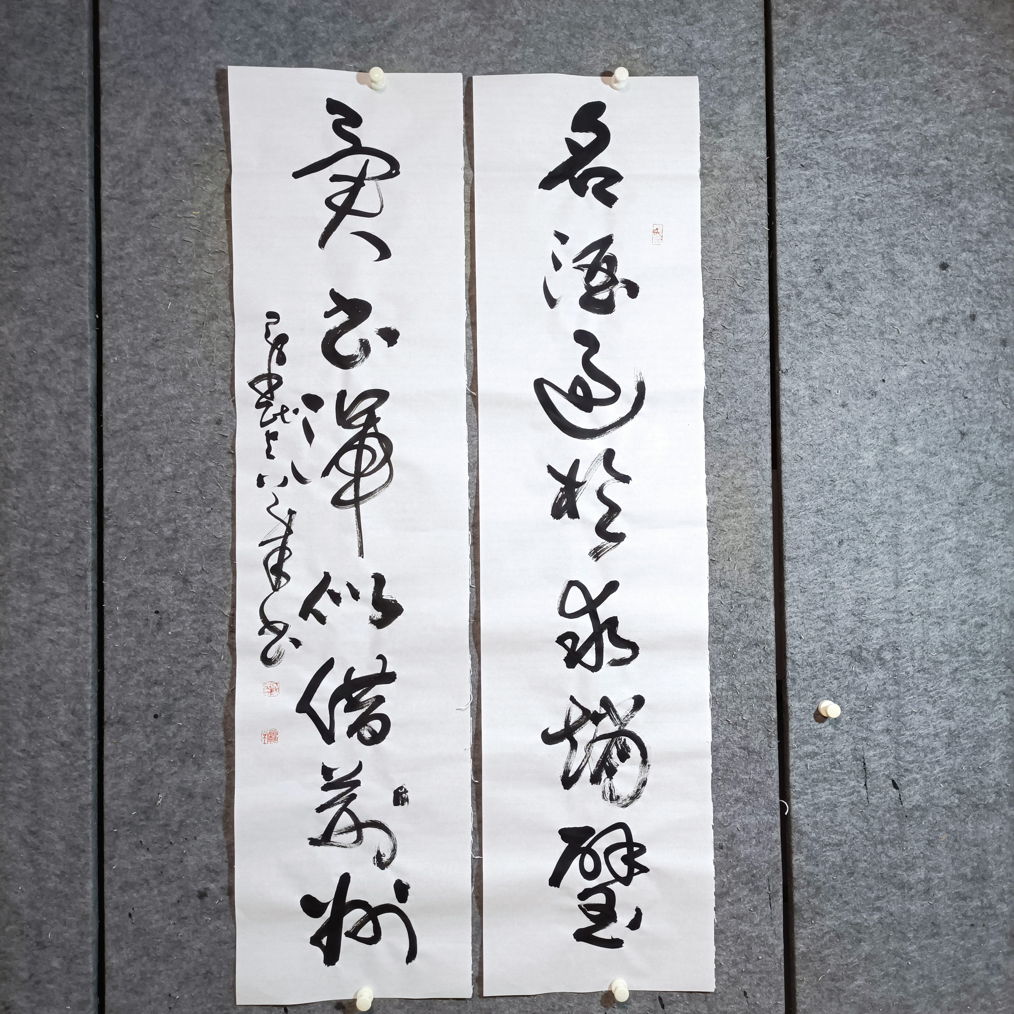 对联，名酒过于求赵壁，异书浑似借荆州，138X34X2。宋秉民左笔书法。