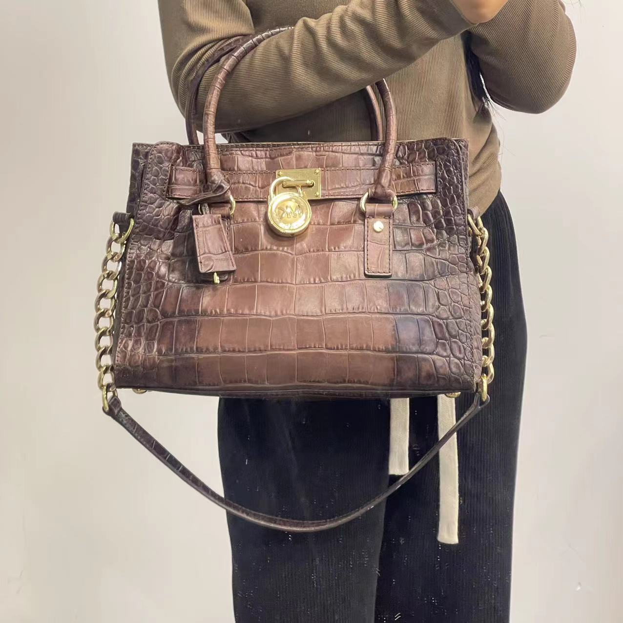 95新 MICHAELKORS/迈克高仕 【福】棕色鳄鱼压纹手提单肩包