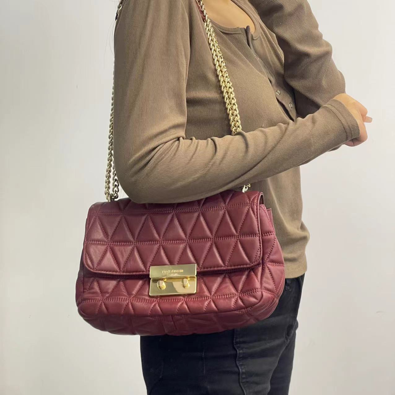95新 MICHAELKORS/迈克高仕 【福】酒红色单肩斜款包 成色嘎嘎好