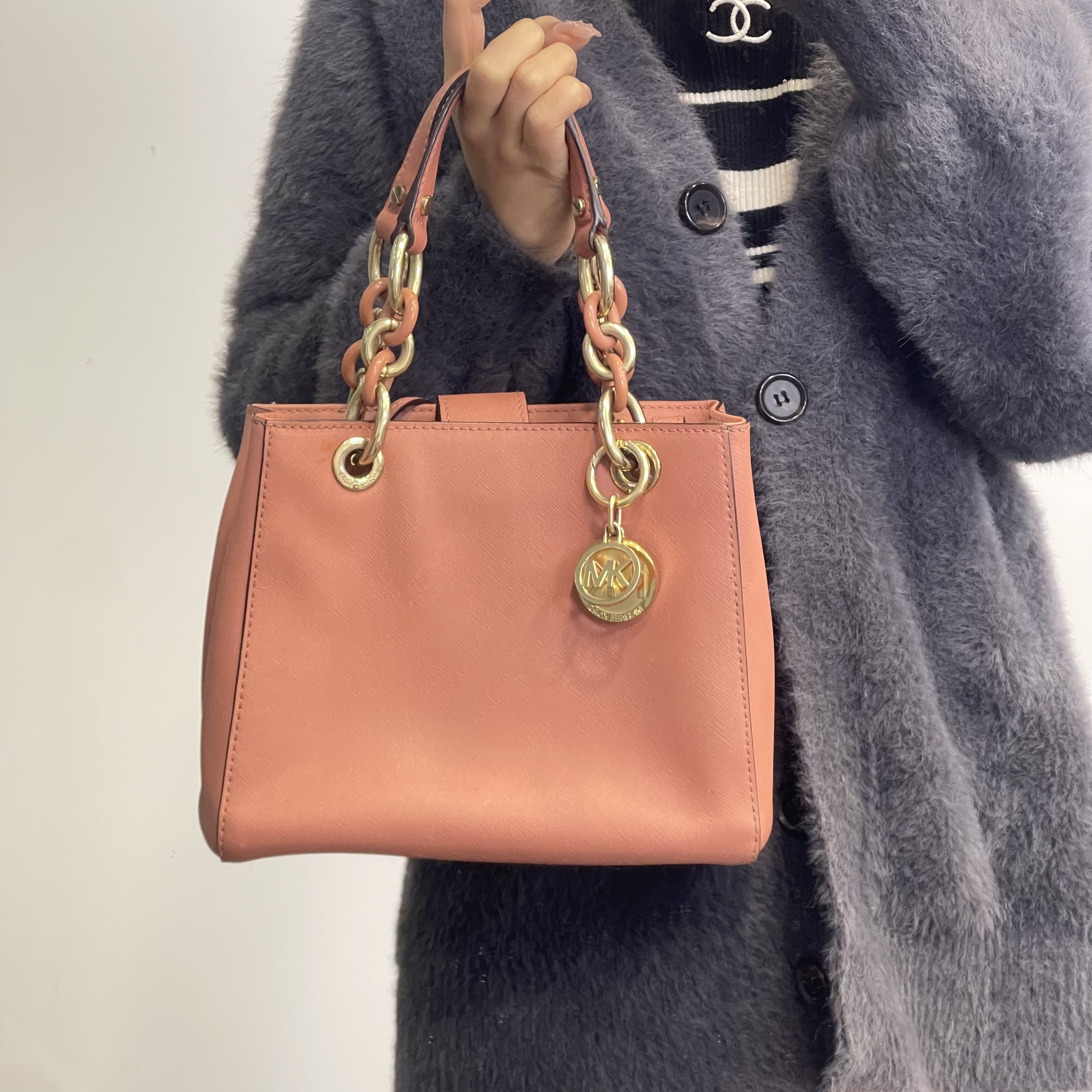 95新 MICHAELKORS/迈克高仕 肉桂色时尚小众单肩斜挎