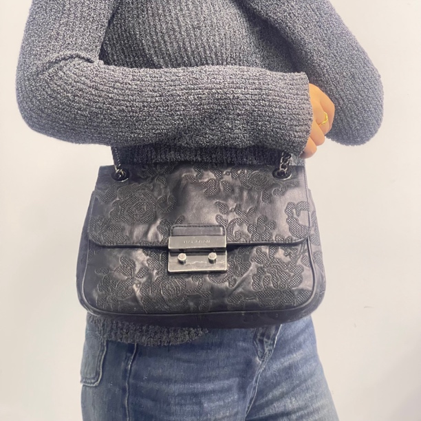 95新 MICHAELKORS/迈克高仕 黑色刺绣单肩斜挎包