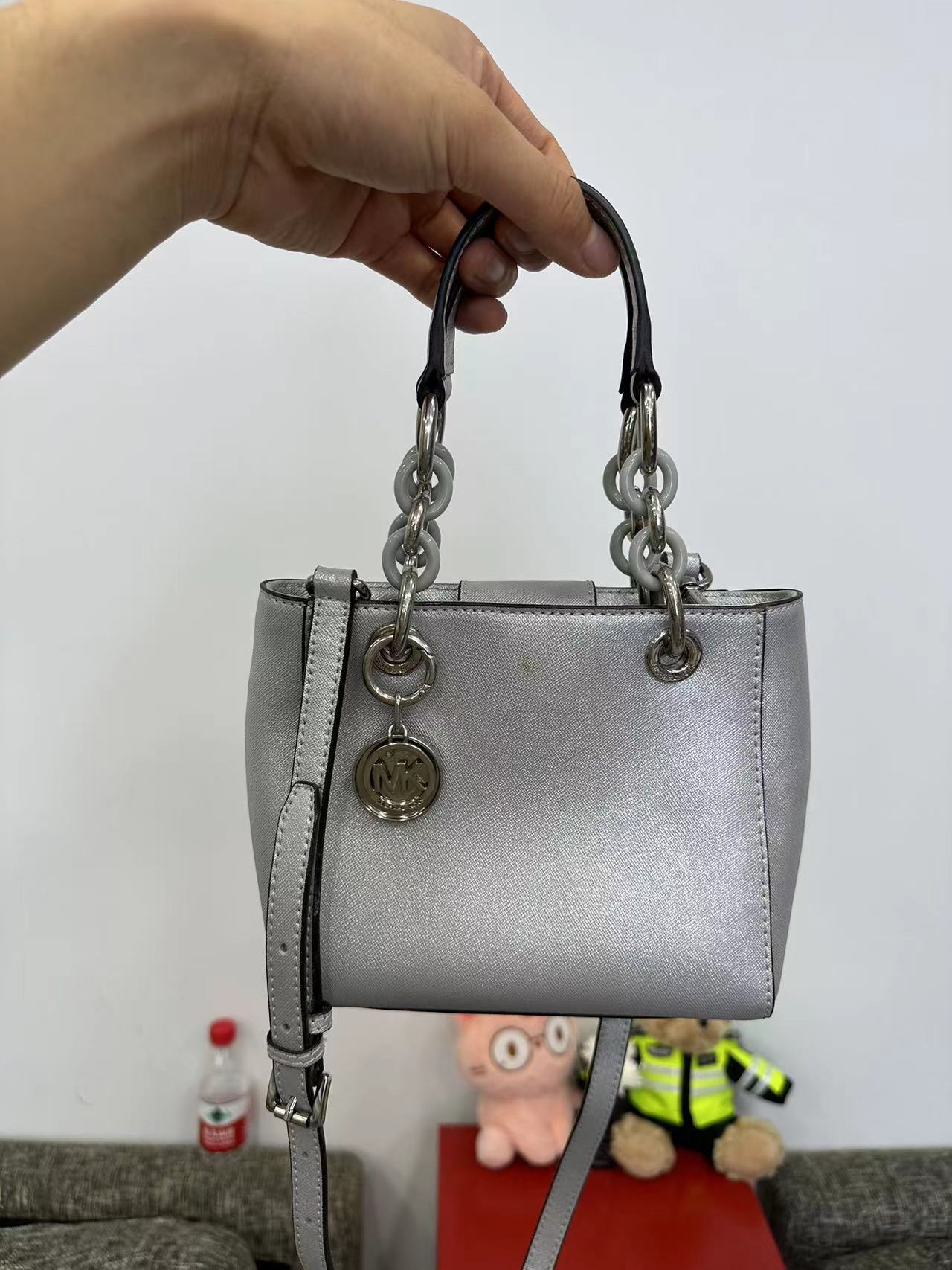 95新 MICHAELKORS/迈克高仕 【福】银色单肩手提包
