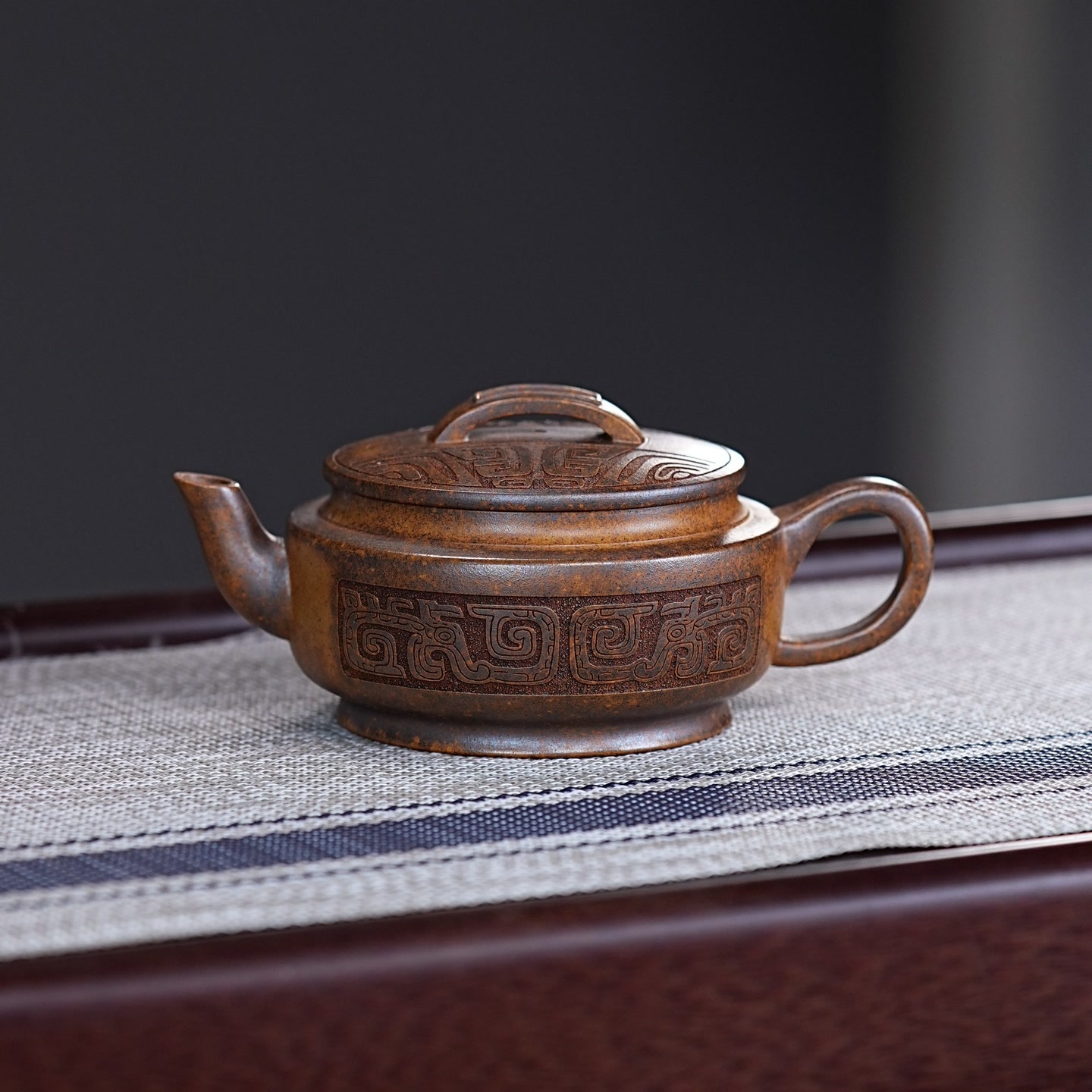 宜兴紫砂茶具 原矿段泥泥料柴烧刻绘大运汉瓦紫砂壶 A672