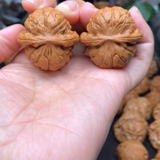 桃核把件物***山甲骨纹狮子