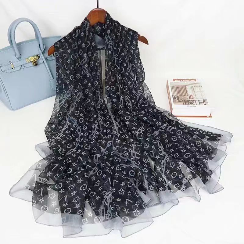 1-138 字母V 优柔纱130x180左右春秋时尚百搭大方防晒丝巾沙滩巾